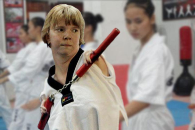 美国残疾妇女手臂膝盖缺失 欲考跆拳道黑带